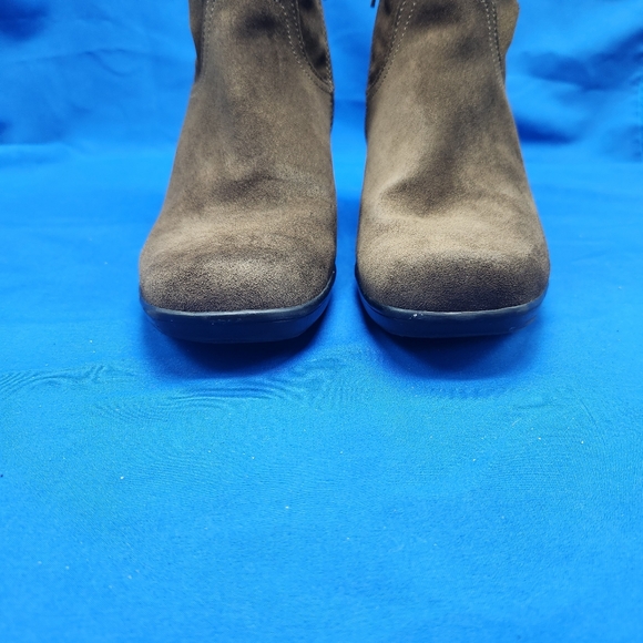 Clarks Bendables Olive Green Suede Boots with Faux Fur Lining- Mid Calf Size 8 - Picture 3 of 13
